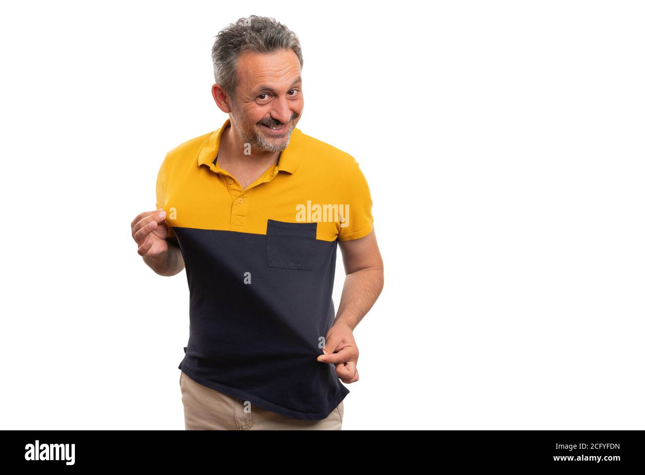 Hombre Que Presenta Con La Camisa Amarilla En Blanco Foto de archivo -  Imagen de standing, facial: 43429166