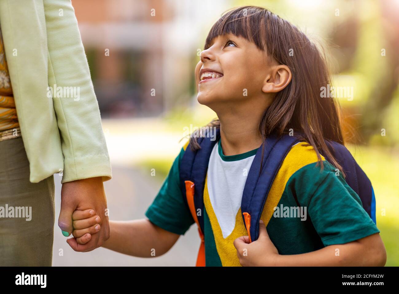 Madre llevando a su hija a la escuela Foto de stock