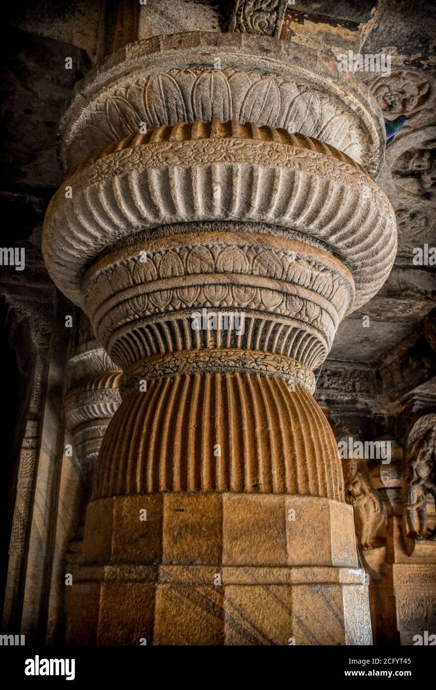 Pilares de piedra de Badami con arquitectura india antigua. Foto de stock