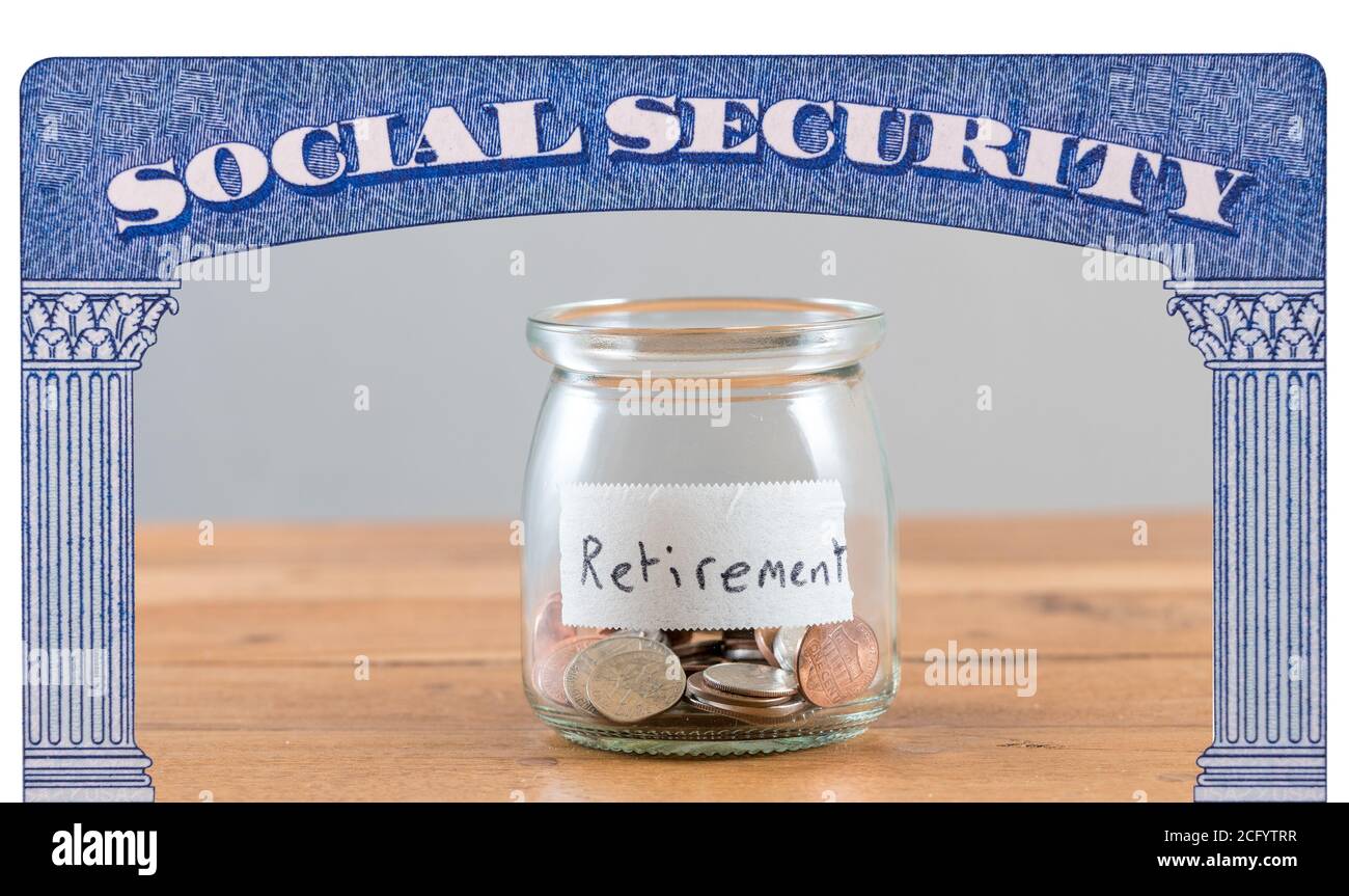 El cambio suelto y las monedas dentro de un frasco de vidrio para representar Falta de ahorros para la jubilación en el fondo del Seguro Social Foto de stock