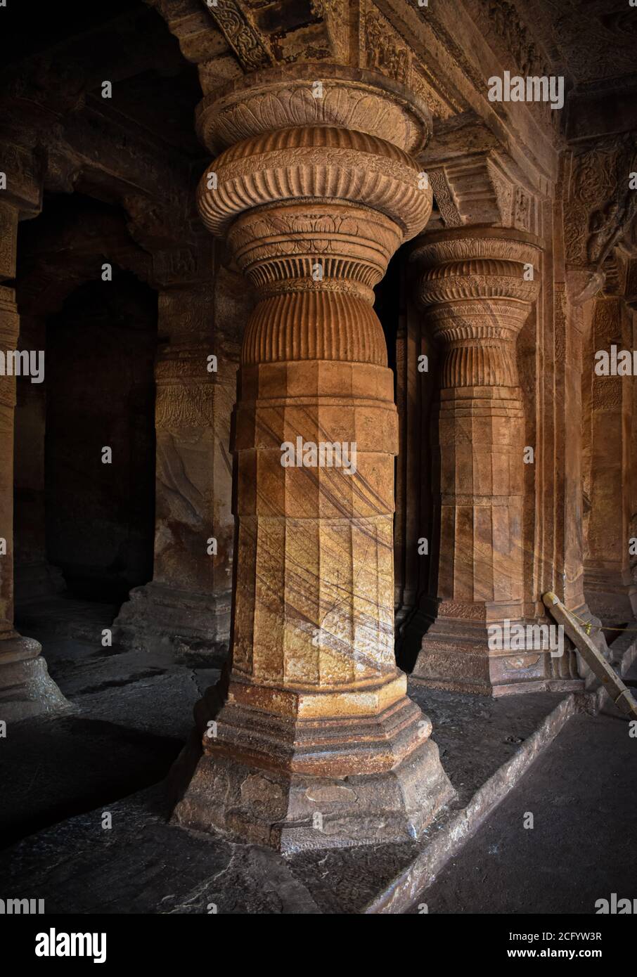 Pilares de piedra de Badami con arquitectura india antigua. Foto de stock