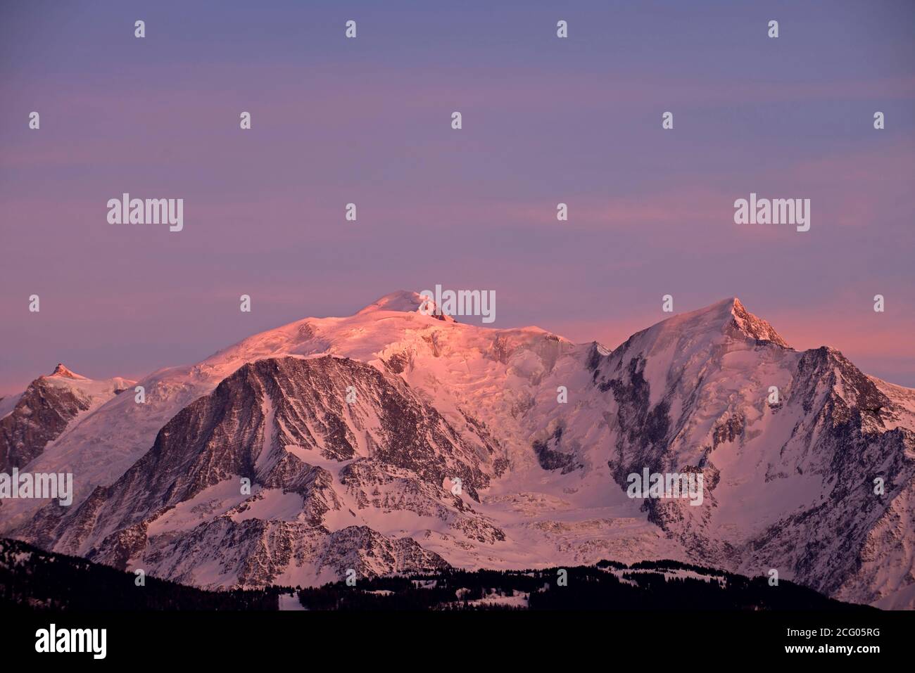 Francia, Alta Saboya, Alpes, Mont maudit (4465 m a la izquierda), Mont  Blanc (4807 m al centro), Dent du Guer (3863 m al frente) y Aiguille de  Bionnassay (4052 m a la derecha Fotografía de stock - Alamy