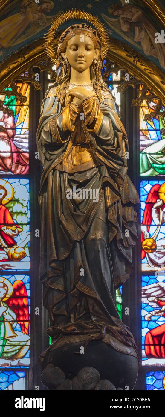 BARCELONA, ESPAÑA - 5 DE MARZO de 2020: La escultura policromada tallada de la Inmaculada Concepción en la iglesia Església de la Concepción desde 20. Cent. Foto de stock
