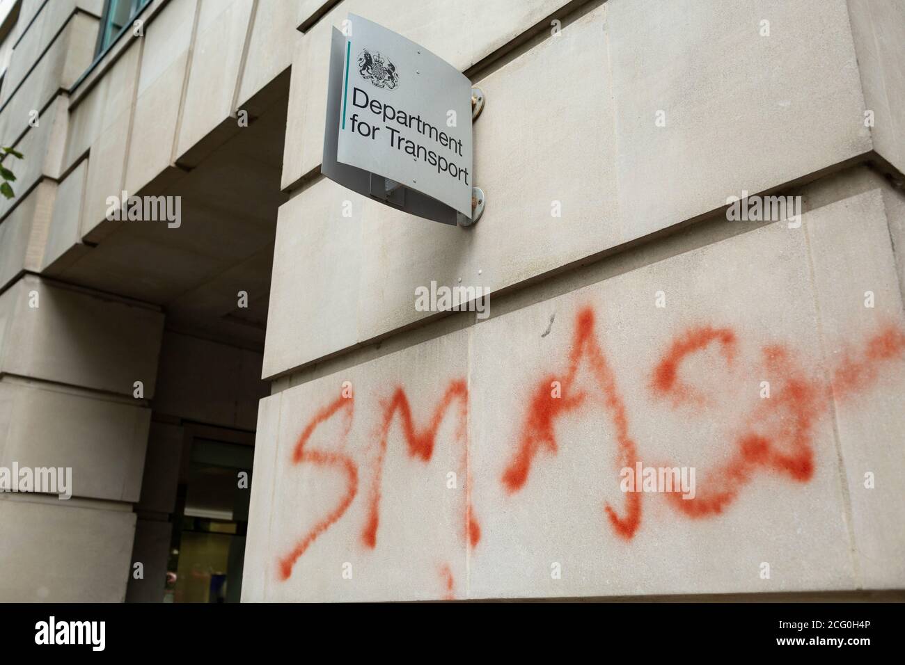 Secuelas de la manifestación de la rebelión HS2 mostrando graffiti, Departamento de Transporte, Londres, 4 de septiembre de 2020 Foto de stock