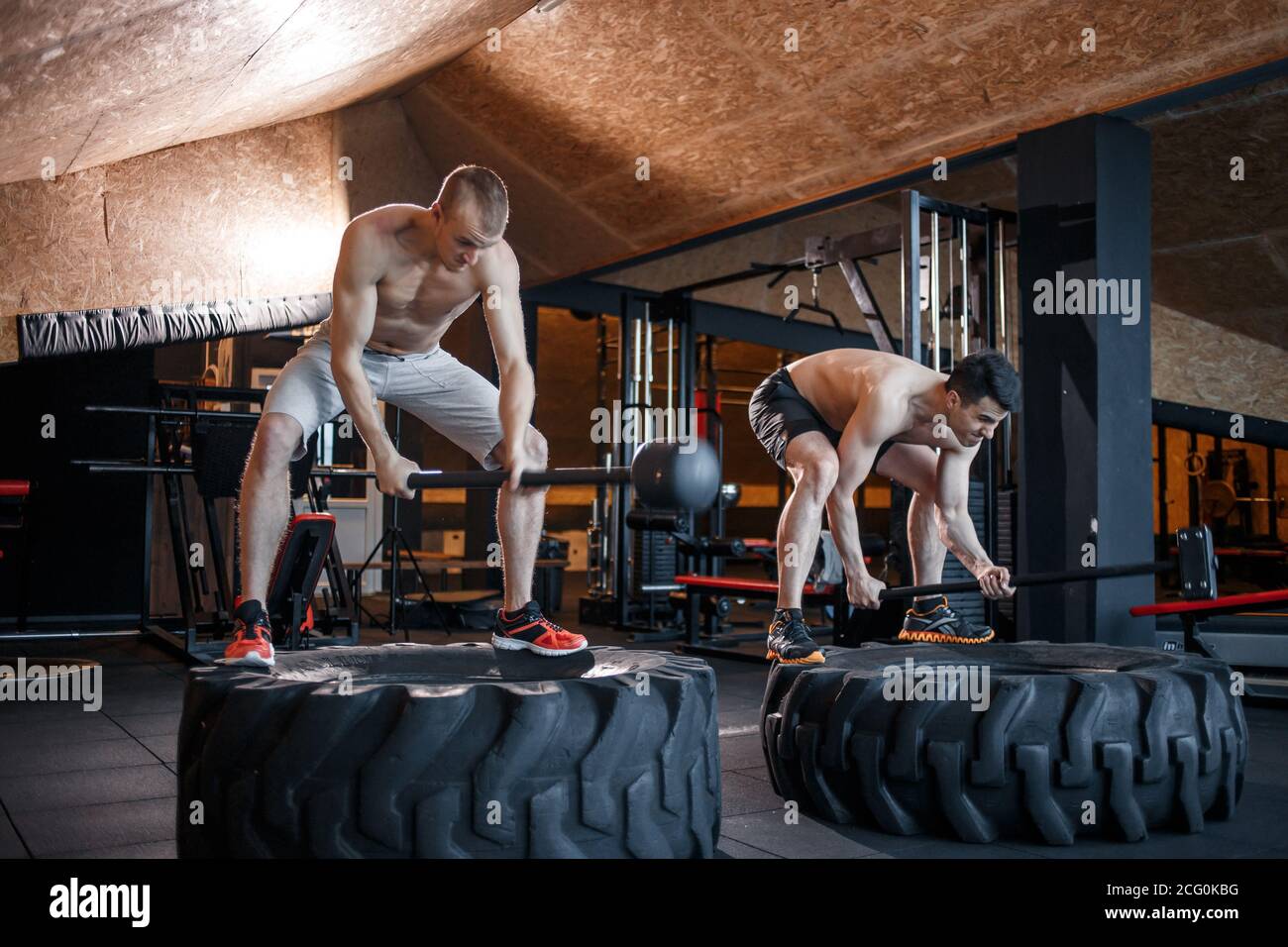 Fitness Deporte hombre golpeando con un martillo neumático de rueda de  patín entrenamiento Crossfit, joven chico saludable gimnasio interior  Fotografía de stock - Alamy