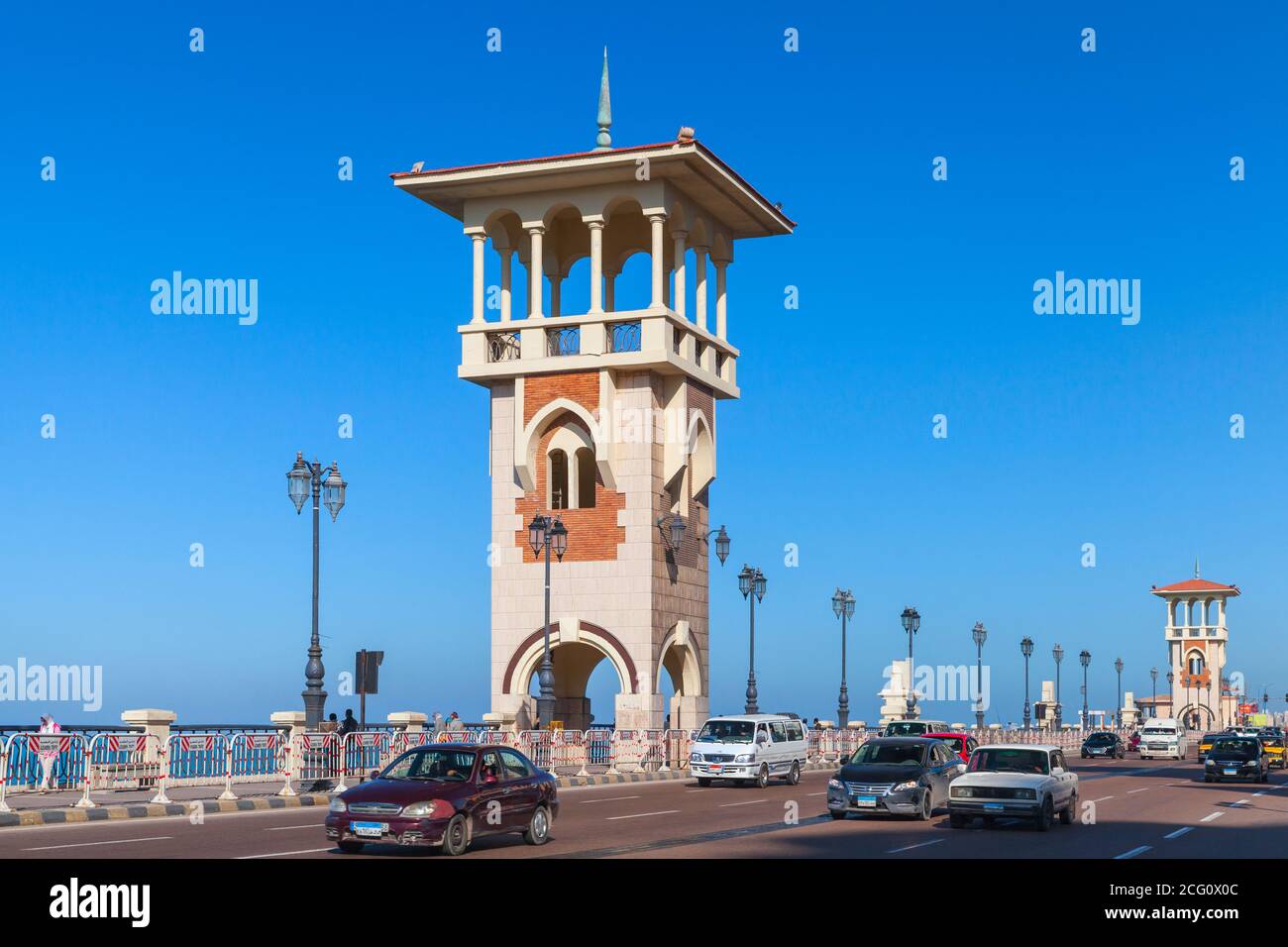 Alejandría, Egipto - 14 de diciembre de 2018: Vista del puente Stanley con coches y gente que camina, es un punto de referencia popular de Alejandría, Egipto Foto de stock