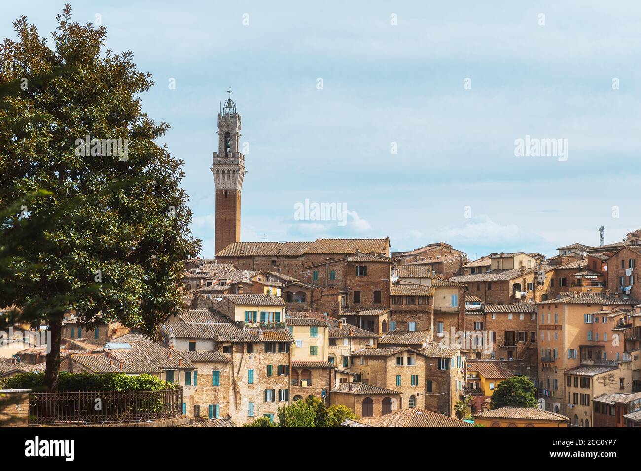 Siena, Italia - 2020 de agosto vista por la tarde de la ciudad histórica de Siena Steets y esquinas Foto de stock