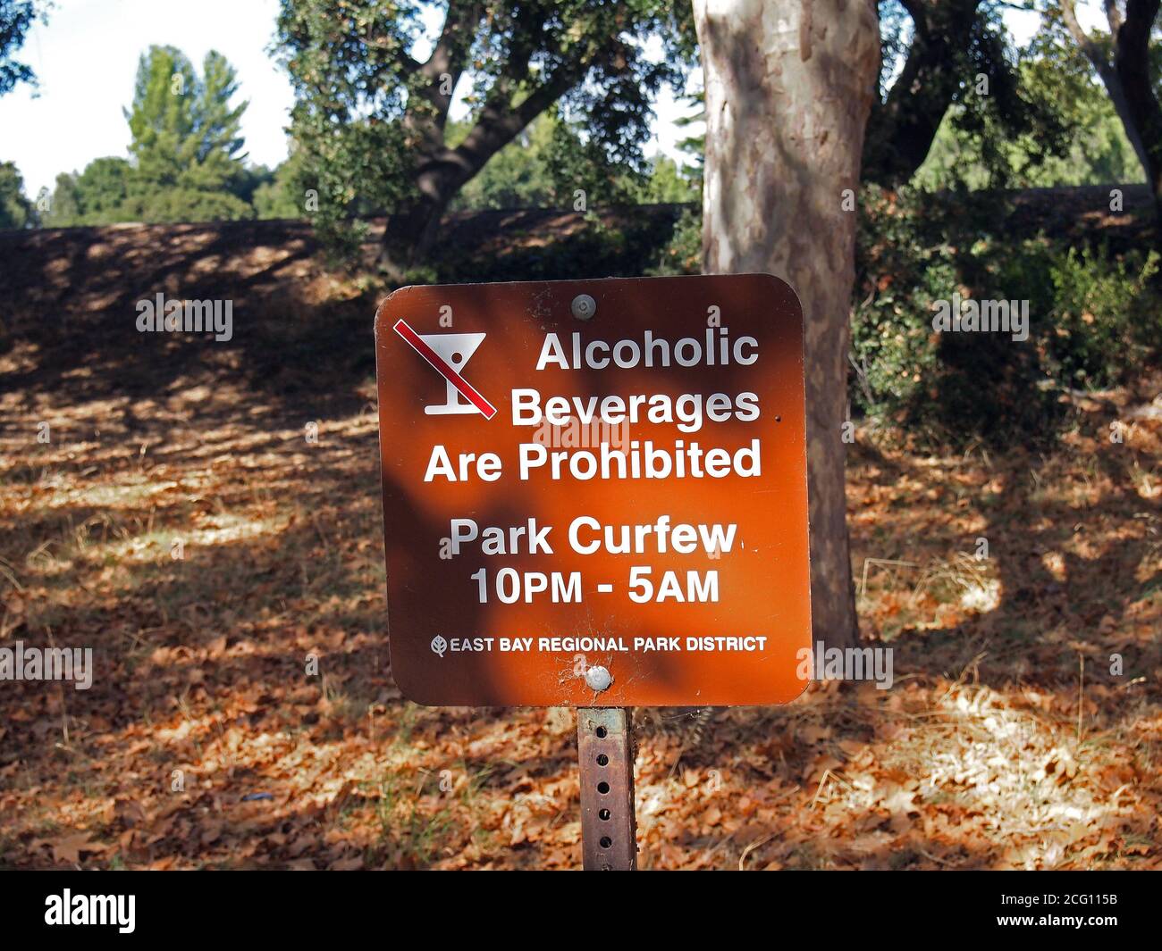 Bebidas alcohólicas prohibidas, toque de queda del parque Beard Staging Area Park hours sign, Alameda Creek Regional Trail, California Foto de stock