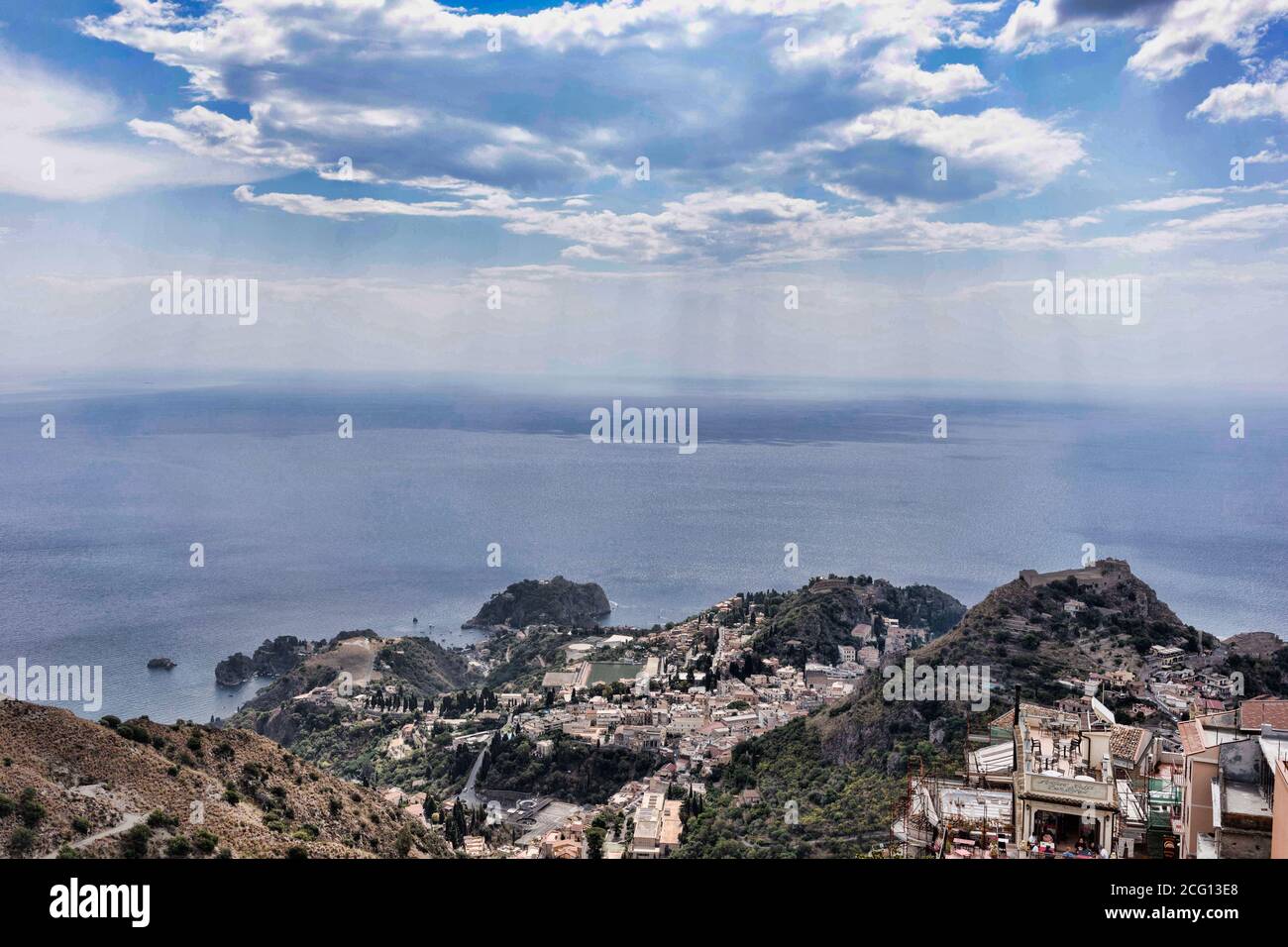 Con vistas a Taormina desde Castelmola, Sicilia, Italia Foto de stock