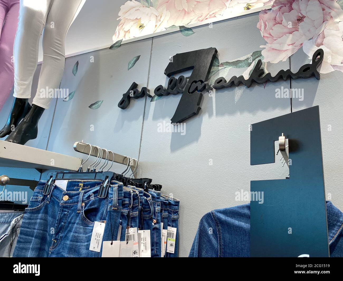 Orlando, FL/USA-7/4/20: Los 7 para toda la humanidad Jeans se exhiben en  una tienda de departamentos en Orlando, Florida Fotografía de stock - Alamy