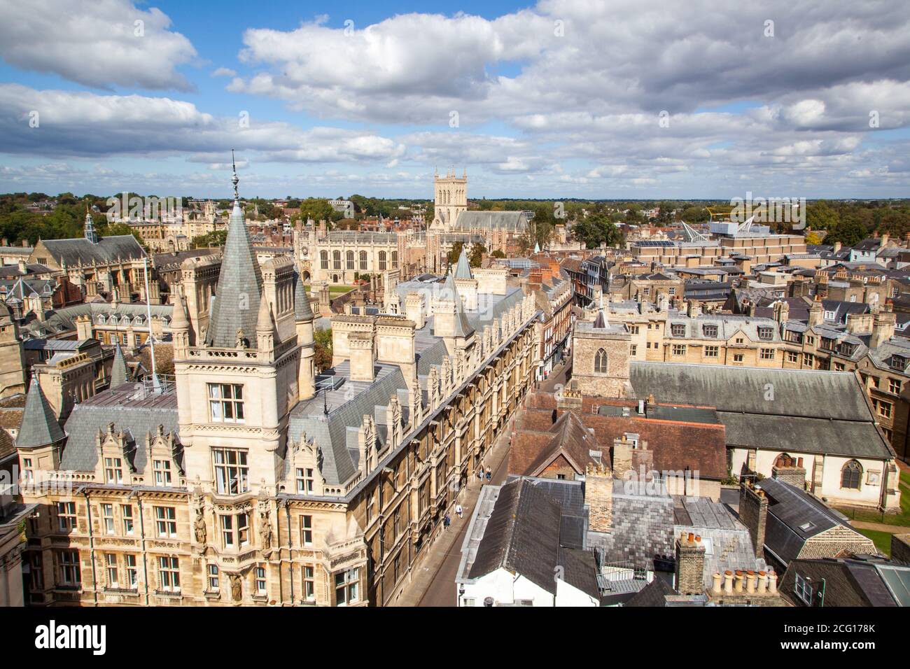 Vista aérea desde arriba de las iglesias históricas de los collages y edificios universitarios de la ciudad de Cambridge, tomada de la torre de la Iglesia de Santa María Foto de stock