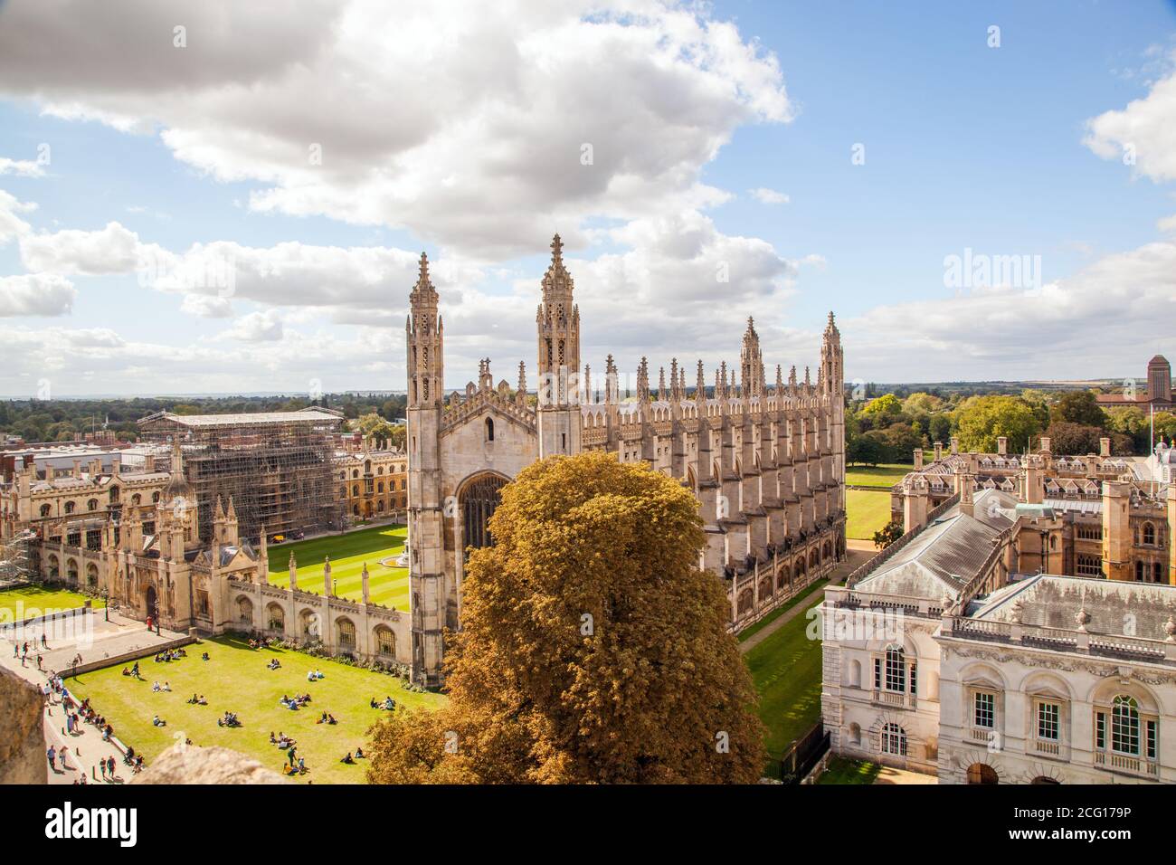 Vista aérea desde arriba de las iglesias históricas de los collages y edificios universitarios