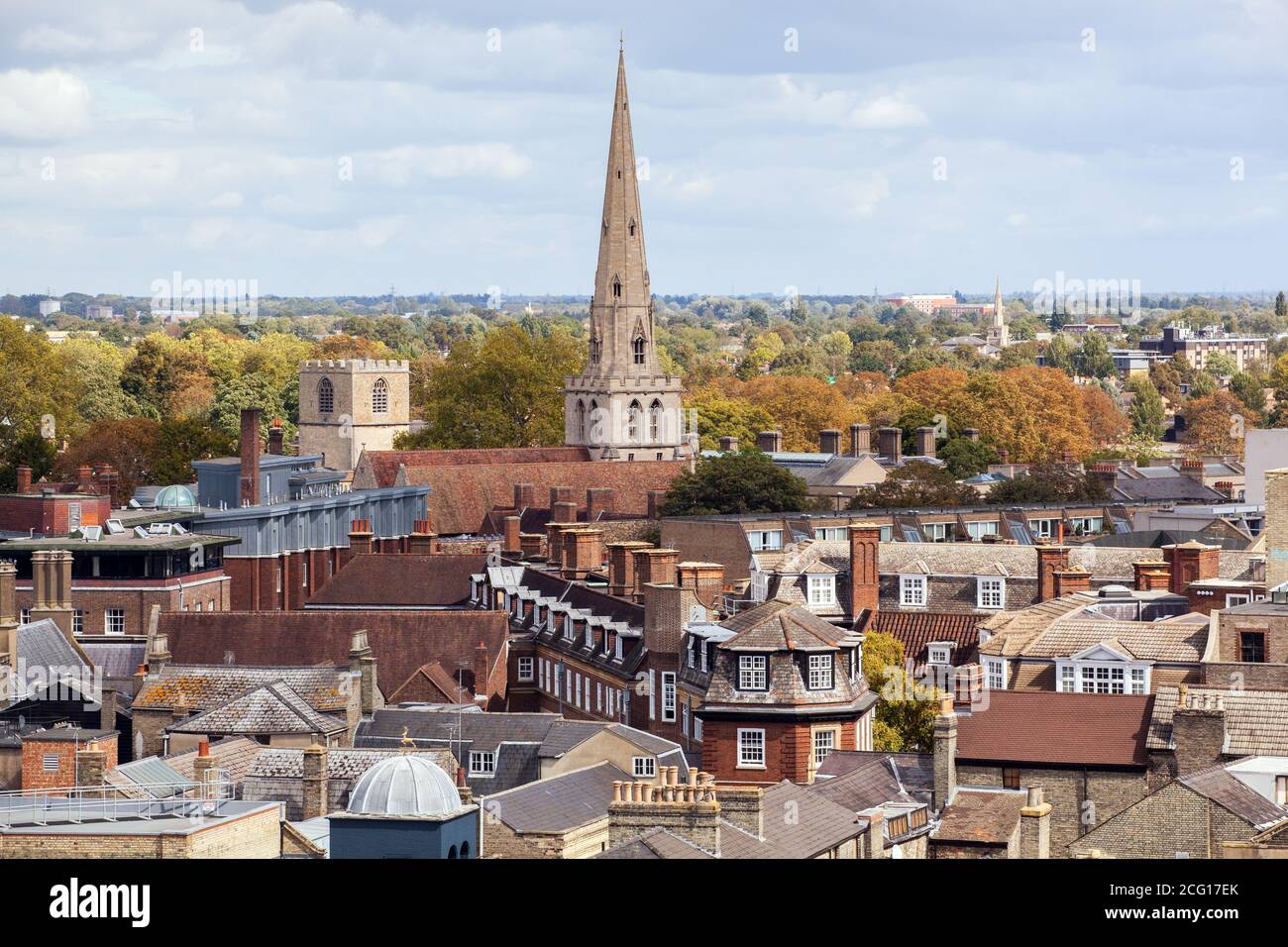 Vista aérea desde arriba de las iglesias históricas de los collages y edificios universitarios de la ciudad de Cambridge, tomada de la torre de la Iglesia de Santa María Foto de stock