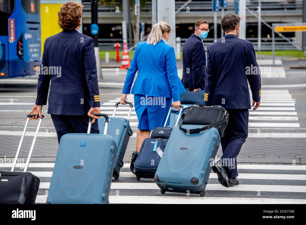 Auxiliares de vuelo y pilotos vistos con su equipaje.el aeropuerto de Schiphol está ocupado de nuevo operando medidas, ya que KLM recibe un paquete de apoyo de 3.4 mil millones de