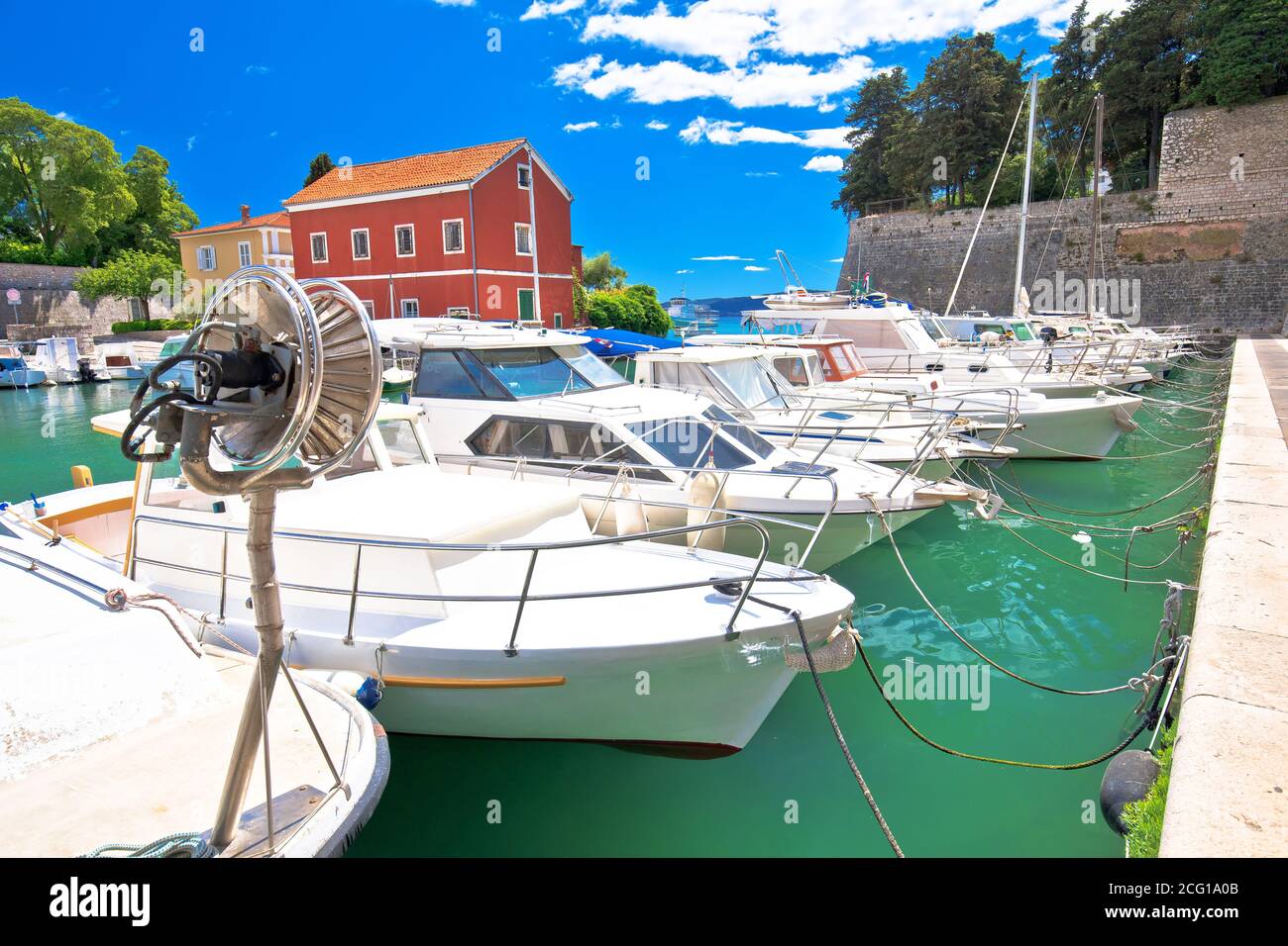 Zadar. Bahía histórica del puerto de fosa en los barcos de Zadar y la  arquitectura vista colorida, Dalmacia región de Croacia Fotografía de stock  - Alamy