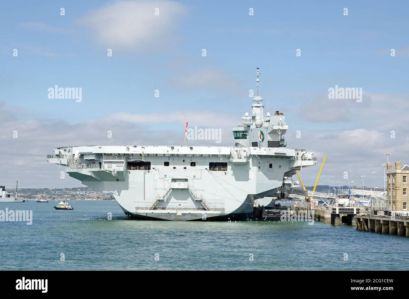 Stern del enorme portador de aviones Queen Elizabeth atracó en Portsmouth Harbour, Hampshire. El buque Royal Navy es el más grande de la flota. Foto de stock