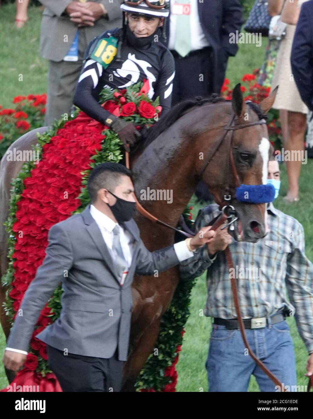 AUTÉNTICO entrenado por Bob Baffert y montado por John Velázquez Gana el Woodford Reserve Kentucky Derby Winners Circle Foto de stock