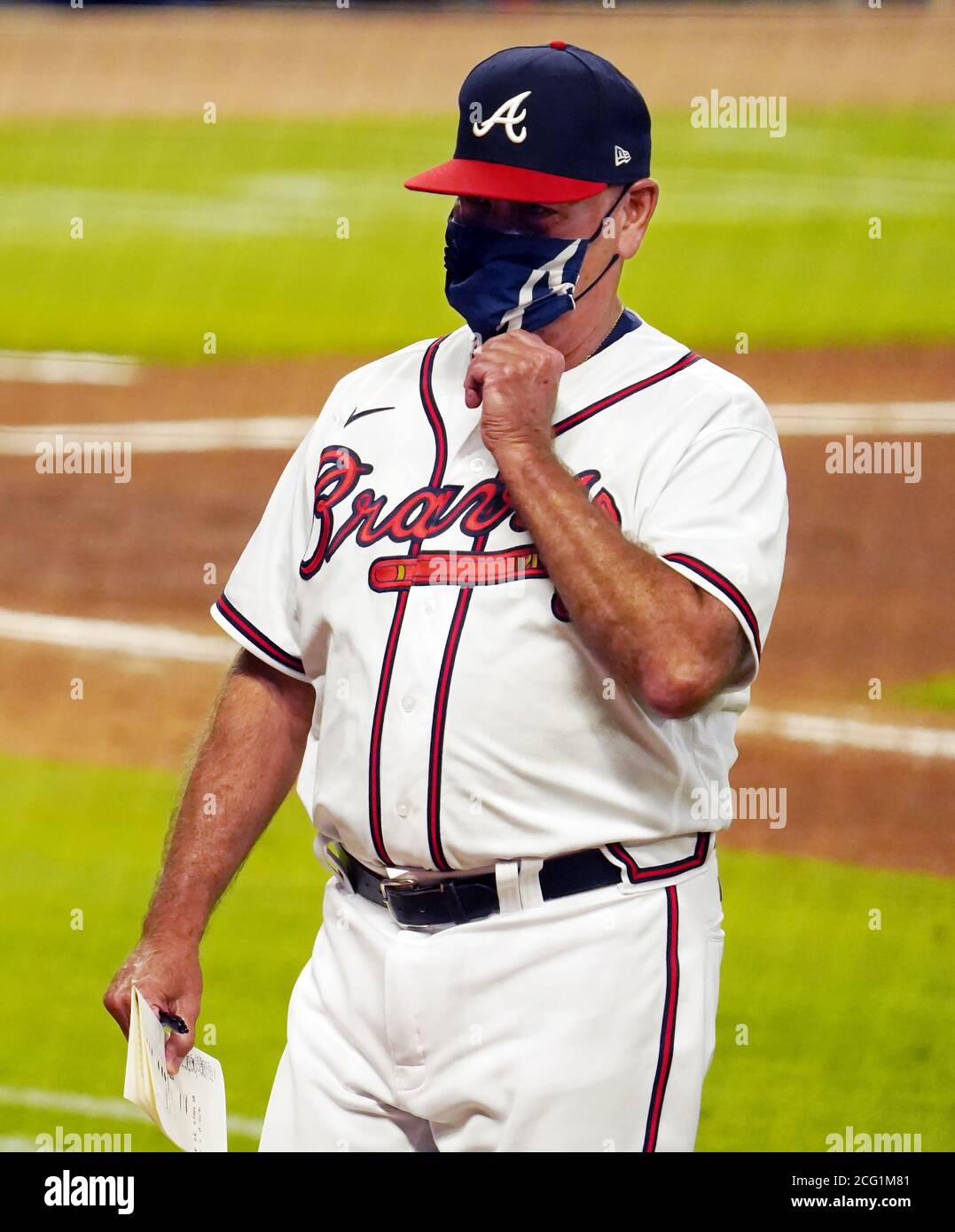 Atlanta, Estados Unidos. 08 de septiembre de 2020. El gerente de Atlanta Braves, Brian Snitker, vuelve al duelo después de hacer algunos cambios de jugador en la séptima entrada contra los Marlins de Florida en Truist Park en Atlanta el martes, 8 de septiembre de 2020. Foto de Tami Chappell/UPI crédito: UPI/Alamy Live News Foto de stock