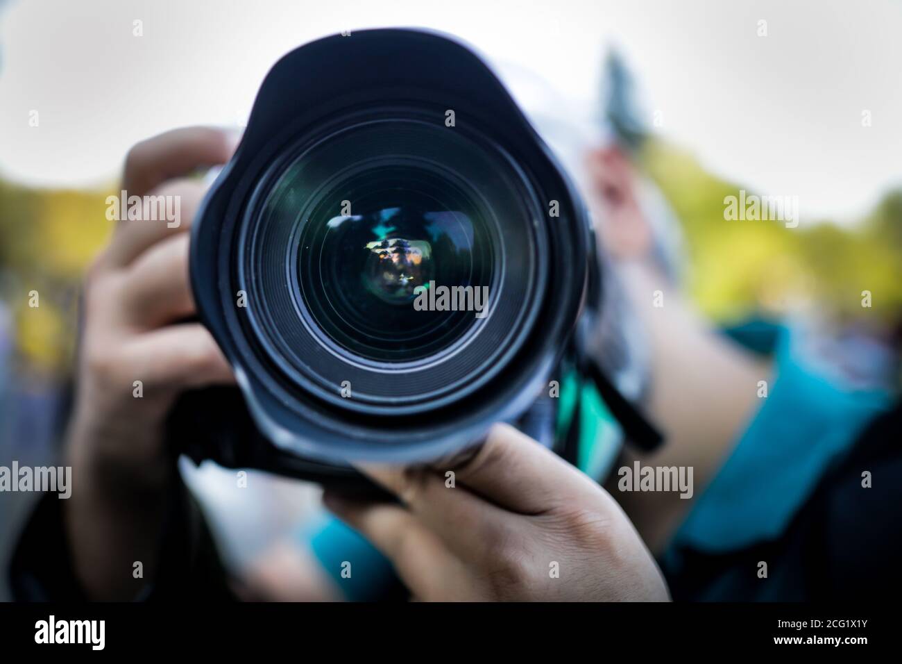 Profundidad de campo reducida (enfoque selectivo) con la lente ancha polvorienta de un fotógrafo de prensa. Foto de stock