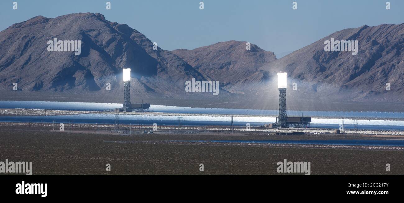 La planta de energía solar de Ivanpah, una planta termal solar concentrada en el desierto de Mojave cerca de Ivanpah, California y Primm, Nevada, es una de las plantas Foto de stock