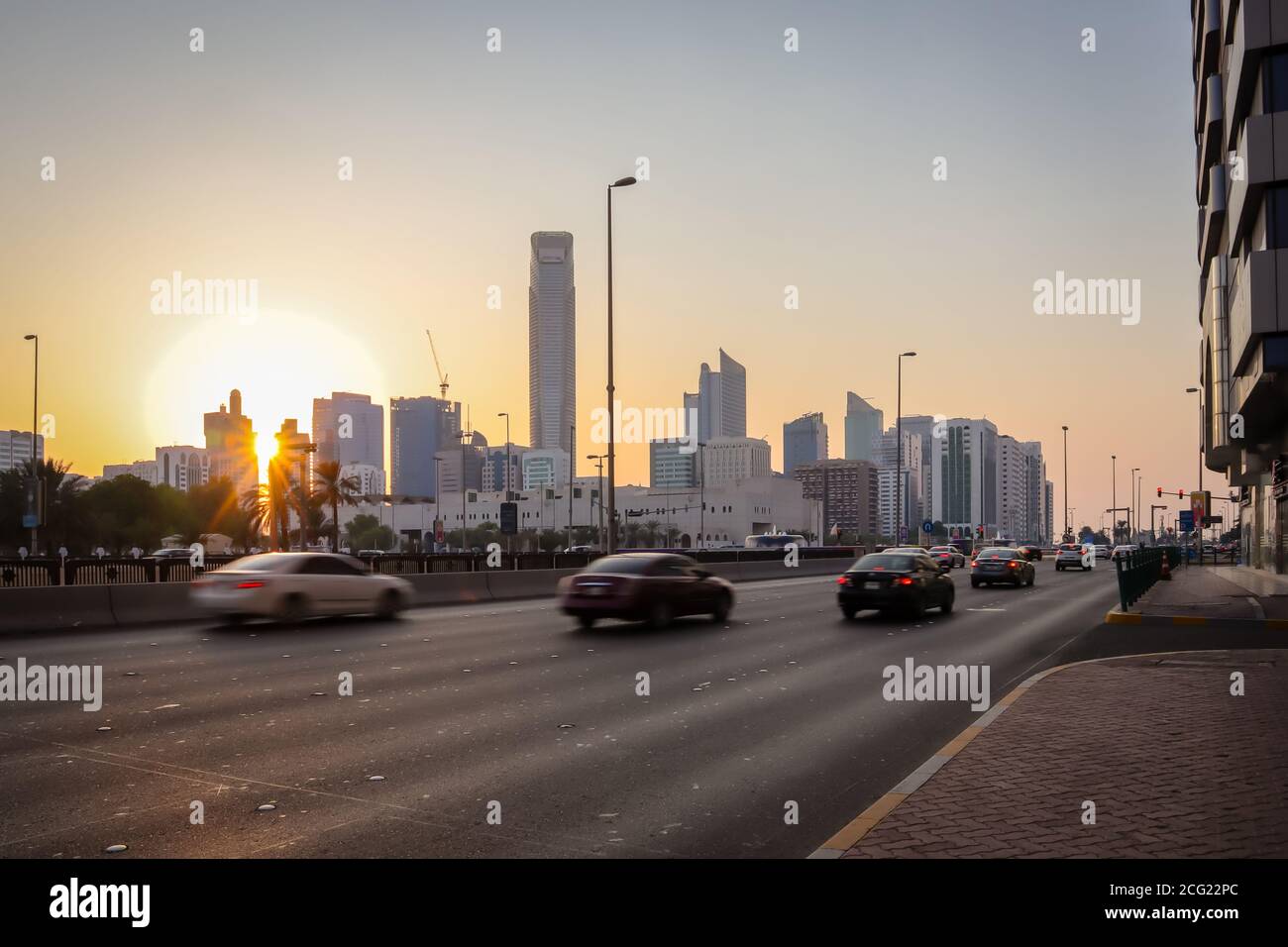 Estilo de vida de la ciudad de Abu Dhabi en el momento de los brotes de coronavirus, 8 de septiembre de 2020 - Emiratos Árabes Unidos. Movimiento desenfocado a través de la exposición a largo plazo, pande Foto de stock
