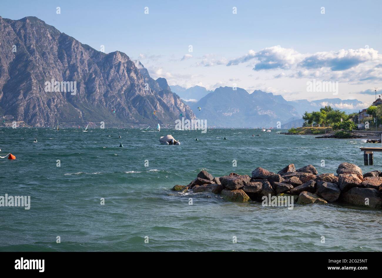 Malcesine - El Lago di Garda en la mañana. Foto de stock
