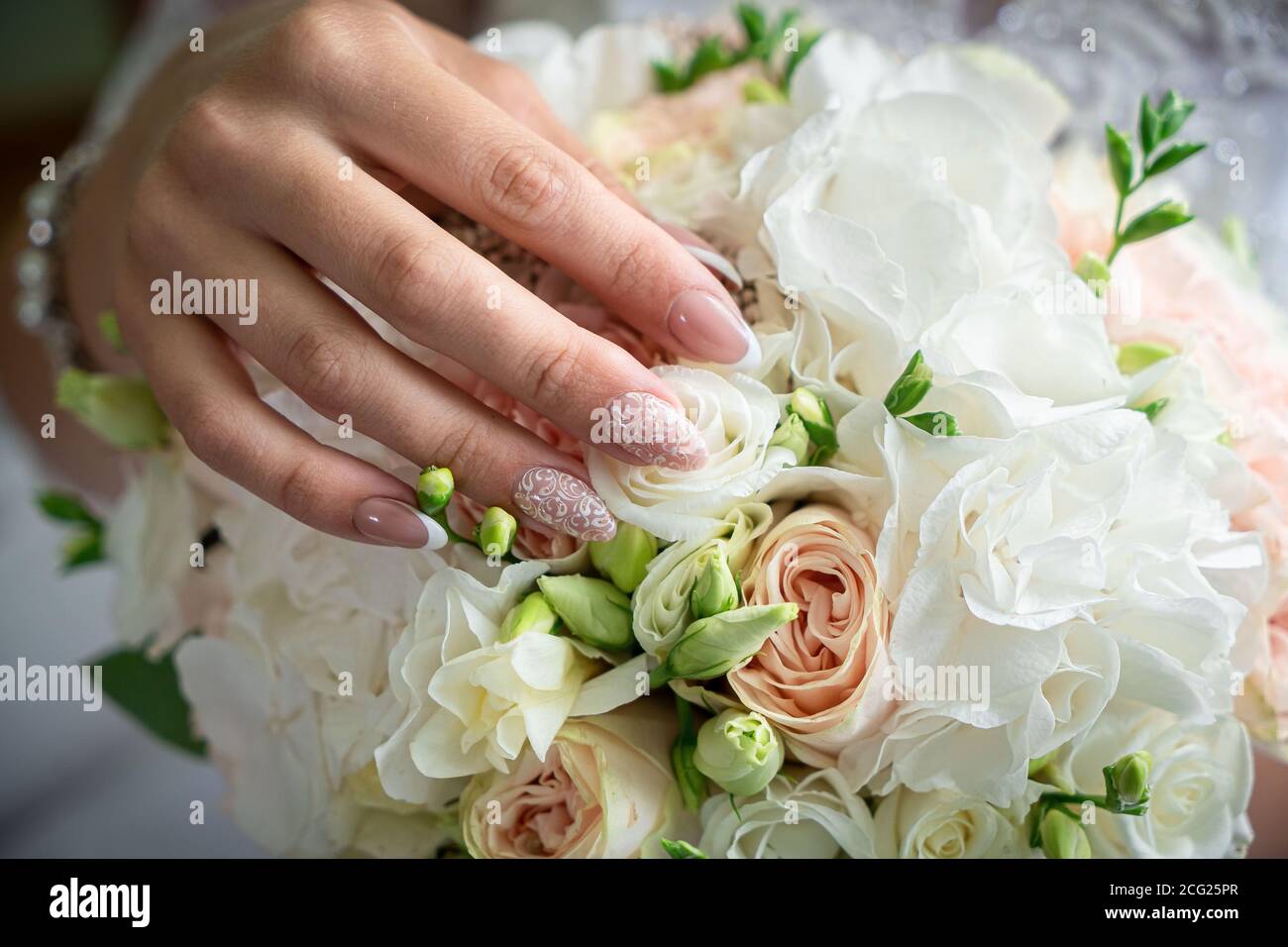 Decoraciones románticas, flores blancas para el día de fiesta, anillos de  boda para la novia Fotografía de stock - Alamy