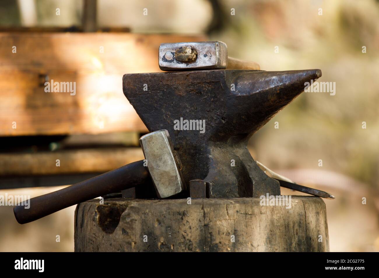 el yunque herrero con un martillo yacen en la naturaleza Fotografía de  stock - Alamy