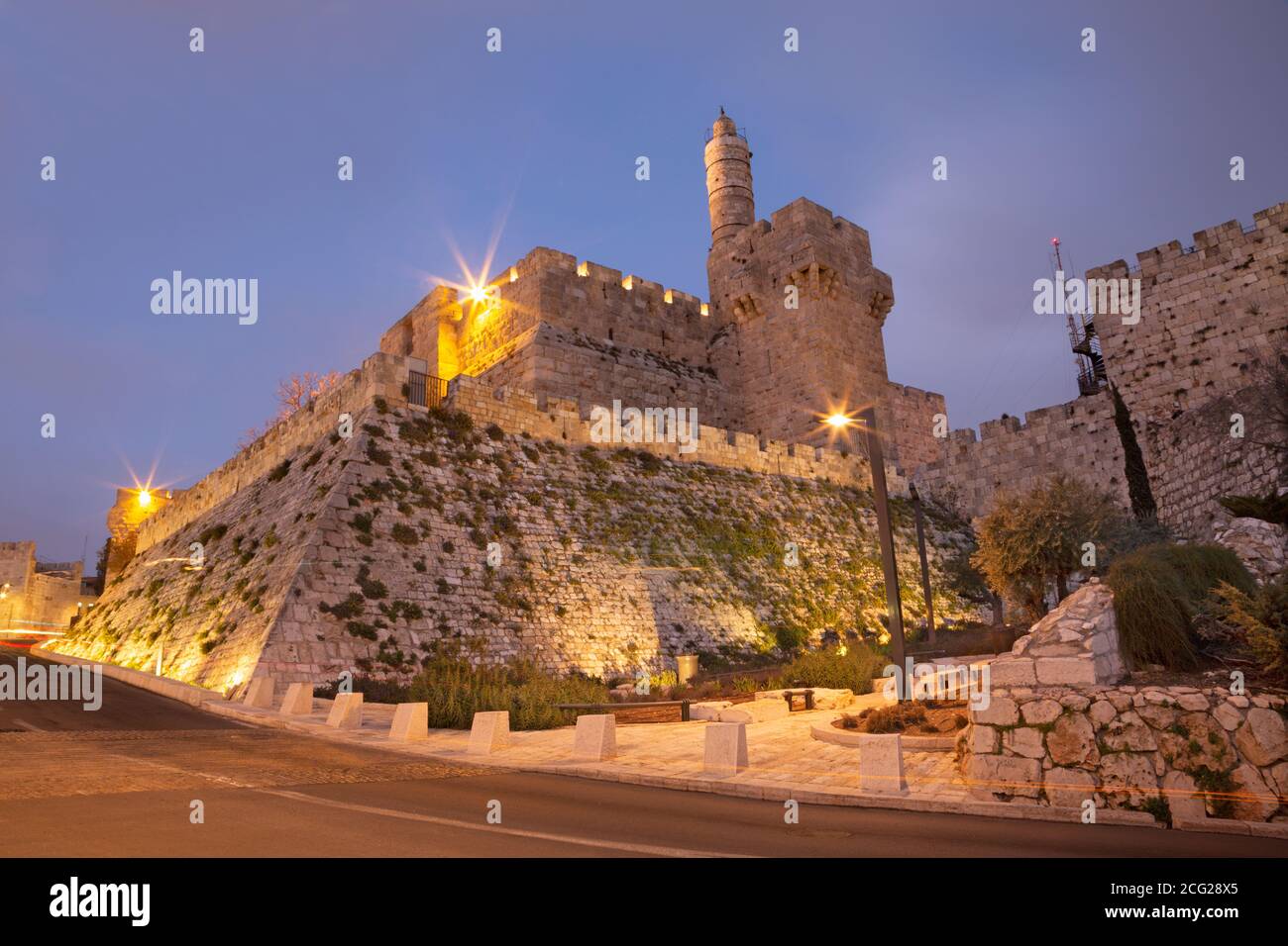 Jerusalén - la torre de David y los muros en atardecer Foto de stock