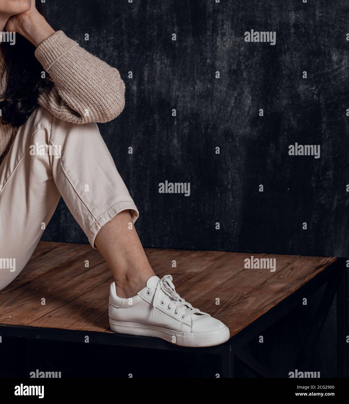 zapatillas de lona negras con cordones blancos desatados sobre un fondo  negro Fotografía de stock - Alamy