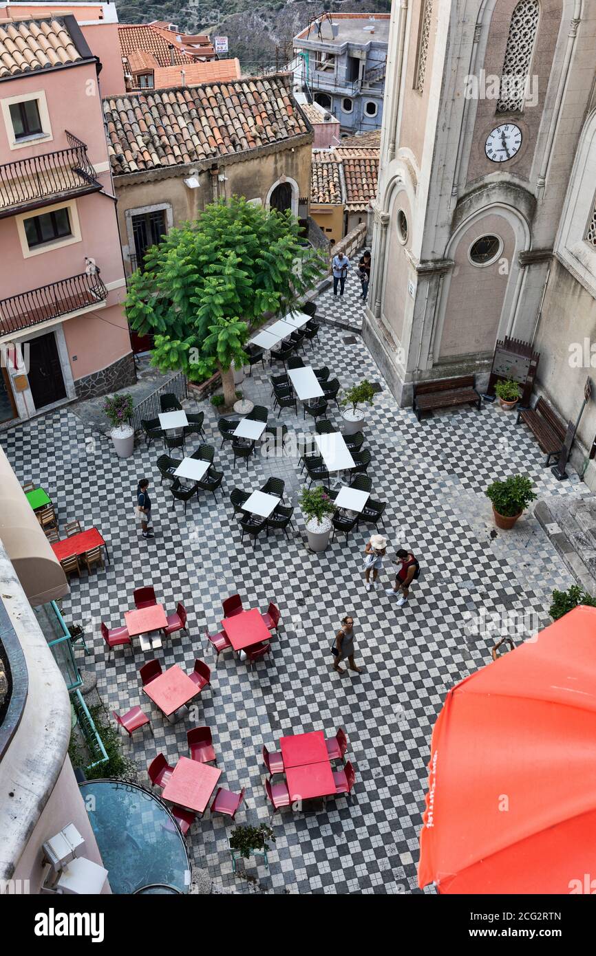 La plaza frente a San Niccolo di bari duomo en Castelmola con mesas Foto de stock
