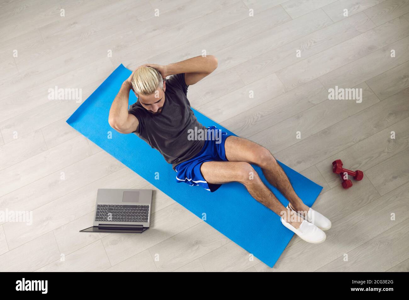 Mujer haciendo ejercicio en casa. Entrenamiento, concepto de ejercicio en  casa con tutoriales en línea Fotografía de stock - Alamy