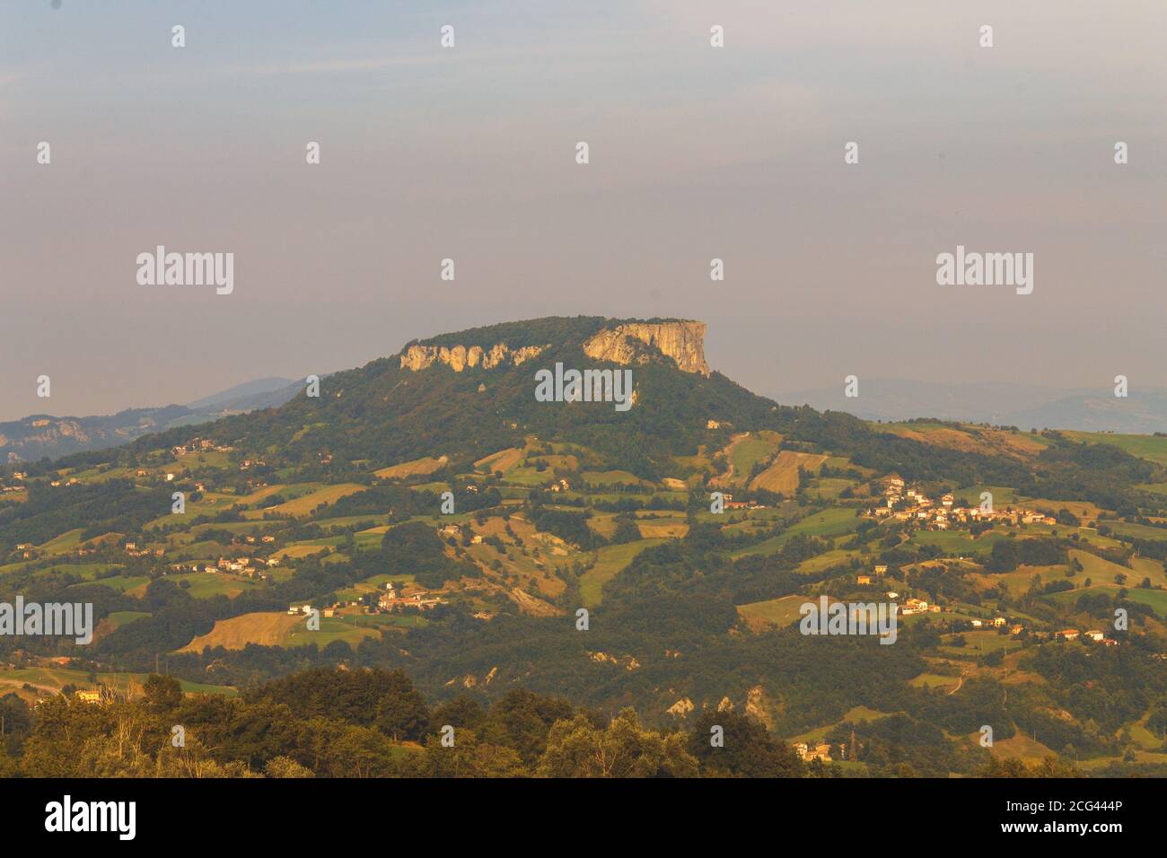 Vista de Bismantova Rock (Pietra di Bismantova en italiano), situado cerca de Castelnovo ne' Monti, Italia Foto de stock