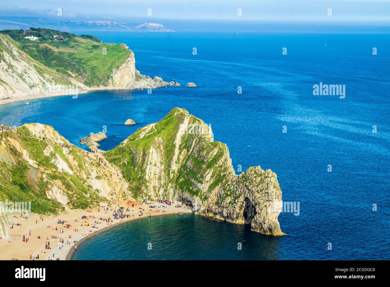 Vista de verano sobre la costa Jurrasic de Dorset y Durdle Puerta en el suroeste de Inglaterra desde Swyre Head Foto de stock