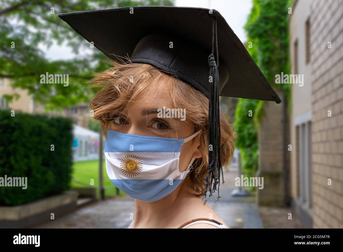 Estudiante Graduación con diseño argentino protector coronavirus máscara facial en La ceremonia de Graduación en la Universidad Foto de stock
