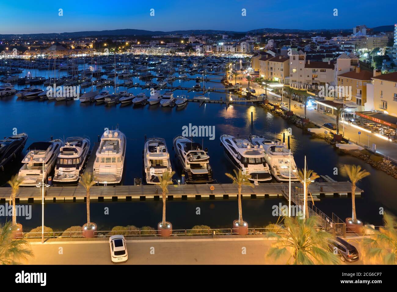Puerto deportivo de Vilamoura por la noche, Algarve, Portugal Fotografía de  stock - Alamy