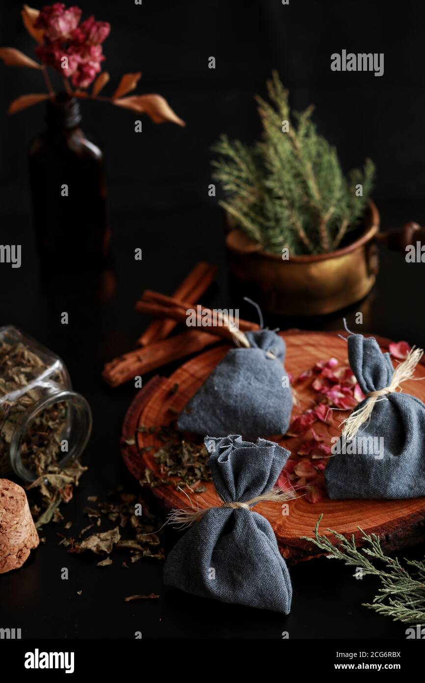 Yule solsticio de invierno (Navidad) celebración temática magick hechizo bolsas hechas de algodón azul atado con hilo, relleno de varias hierbas, especias Foto de stock
