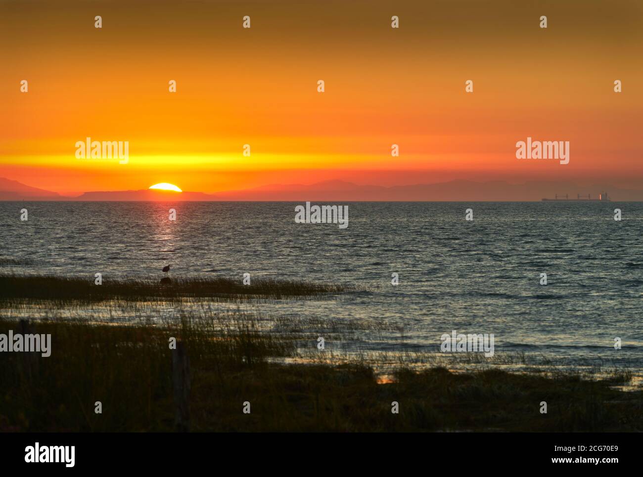 Estrecho del Mar de Salish de Georgia. Georgia Strait y Salish sea Sunset mirando hacia la isla de Vancouver. Foto de stock