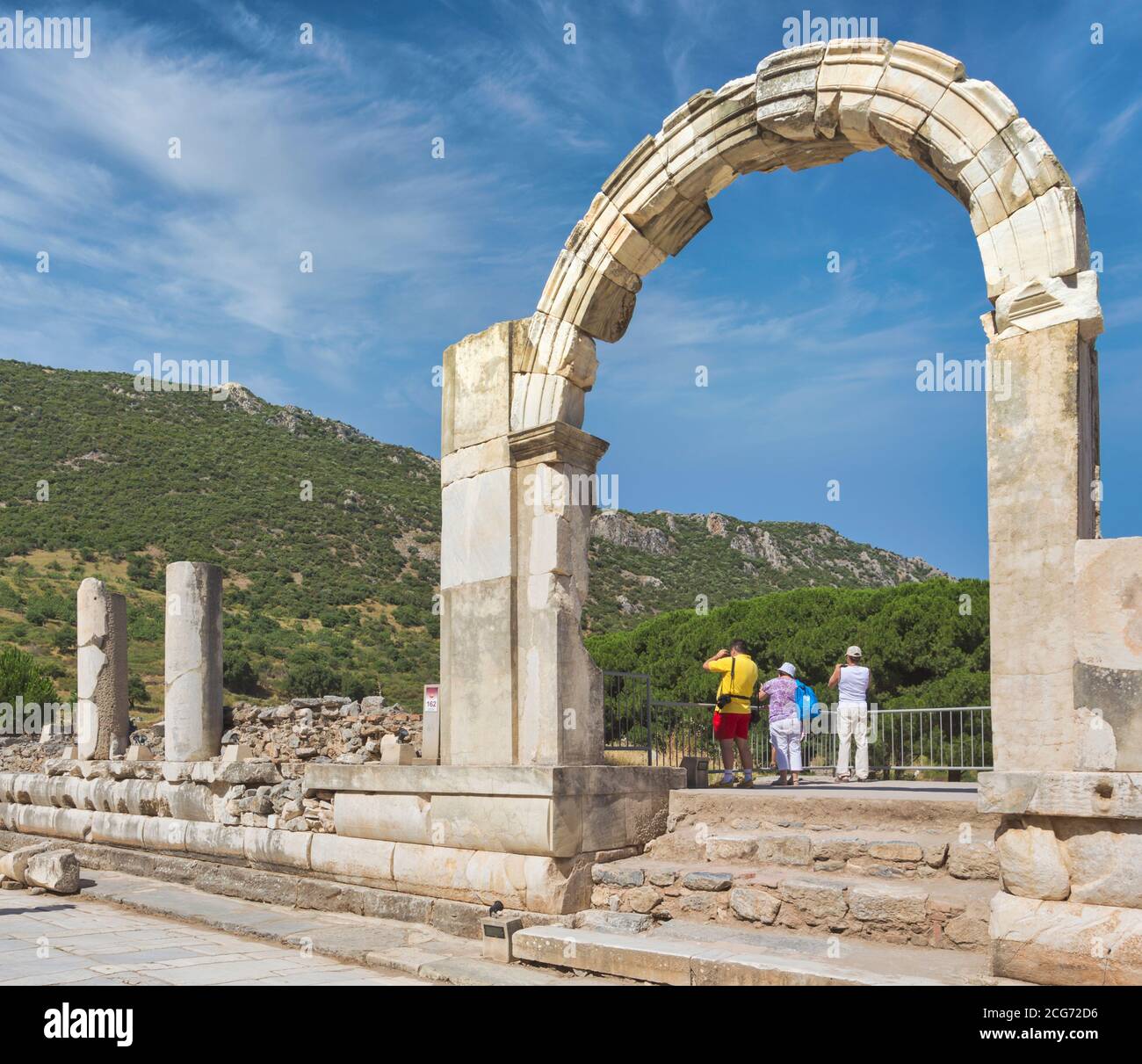 Éfeso, cerca de Selcuk, provincia de Izmir, Turquía. Arco del Ágora inferior, calle Marble. Foto de stock