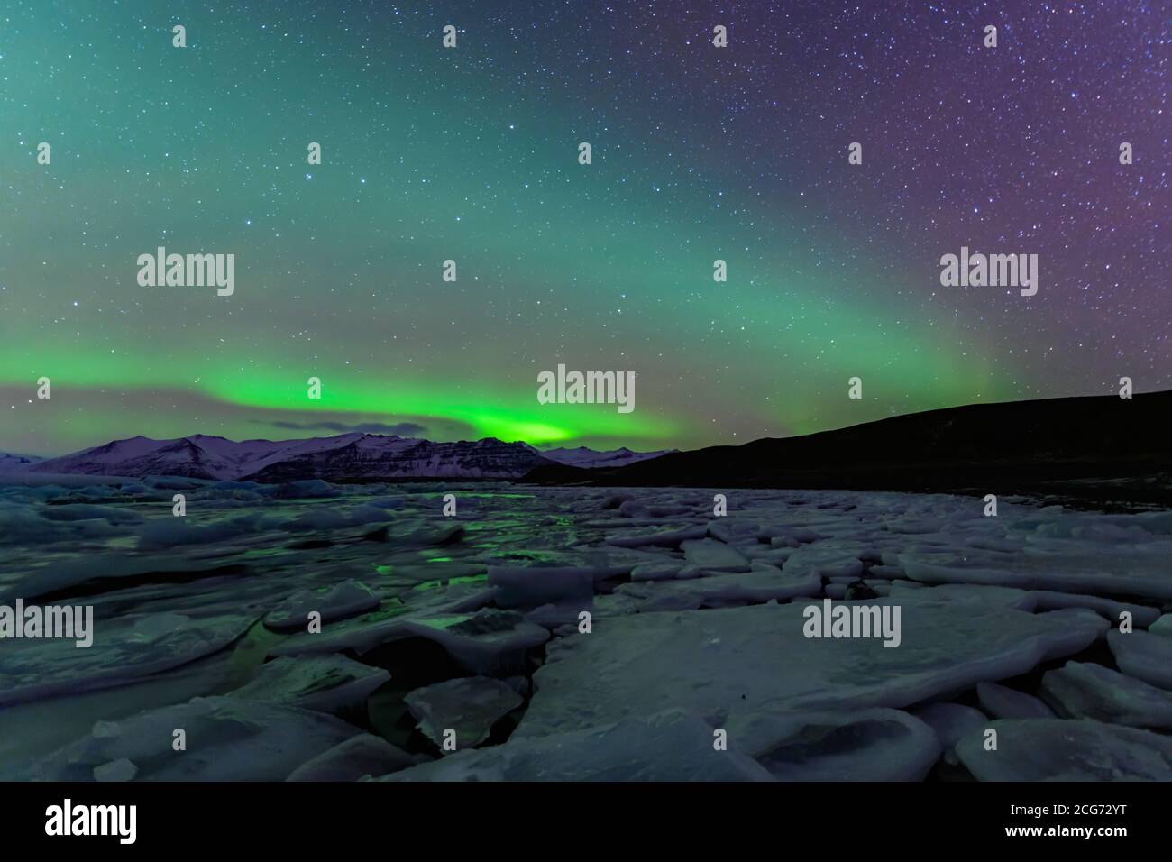 Luces del norte sobre la laguna Jokulsarlon, Parque Nacional del Glaciar Vatnajokull, Islandia Foto de stock