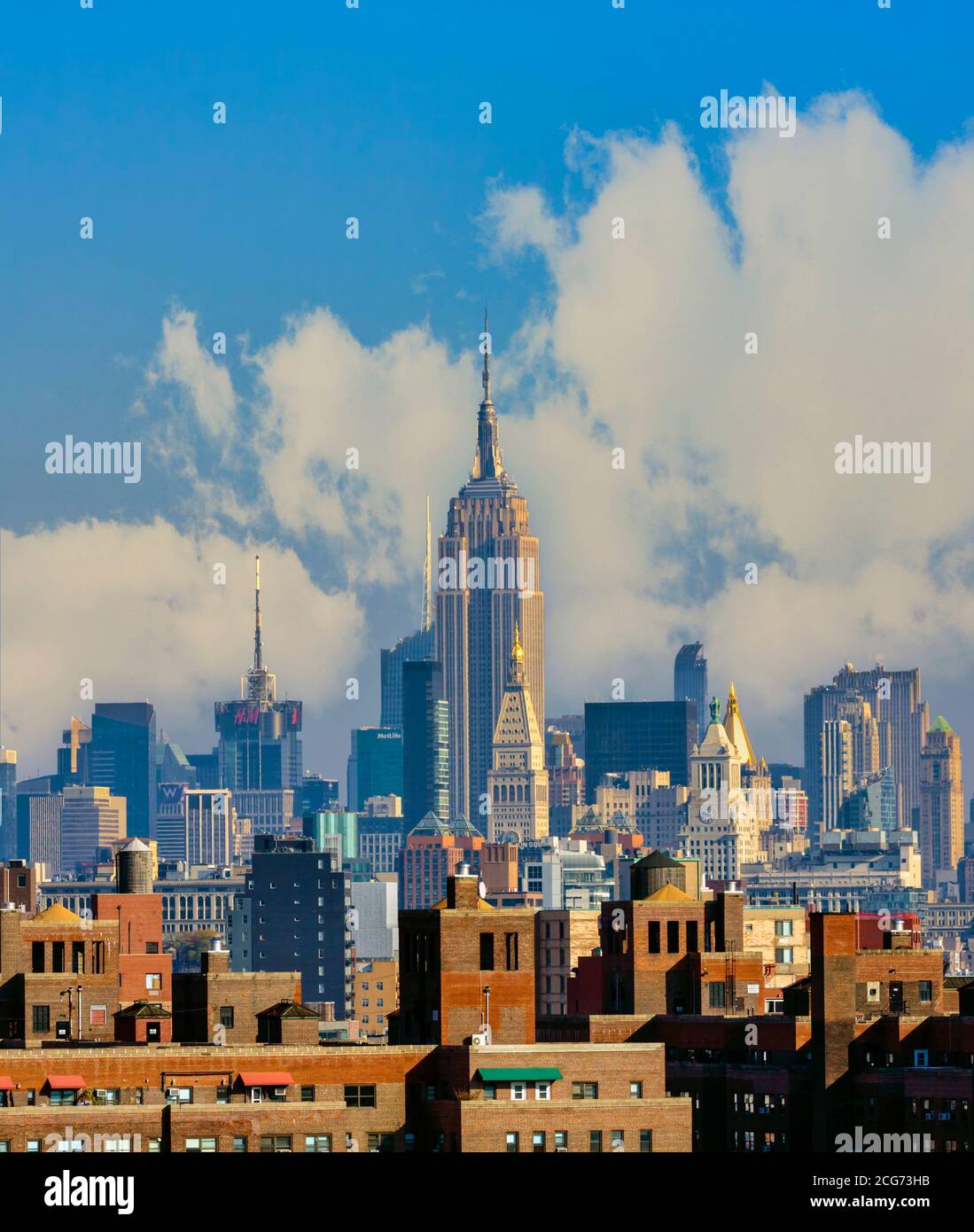 Nueva York, Estado de Nueva York, Estados Unidos de América. Horizonte de Manhattan con el edificio Empire State en el centro, visto desde el Puente de Brooklyn. Foto de stock