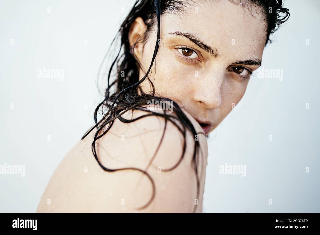 Retrato de una hermosa joven con cabello mojado Foto de stock