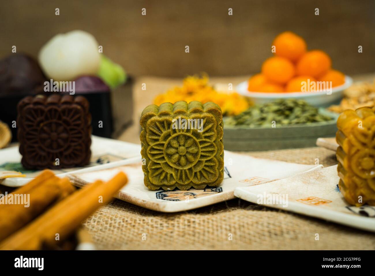 Pastel de luna de mediados de otoño, comida colorida y bebida sobre fondo de las erucas. Viaje, vacaciones, concepto de comida Foto de stock