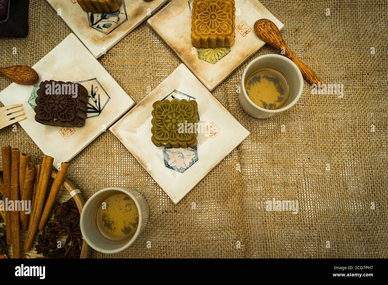 Plano de la puesta mediados de otoño festival de comida y bebida de colores en el fondo de las erucas. Viaje, vacaciones, concepto de comida Foto de stock