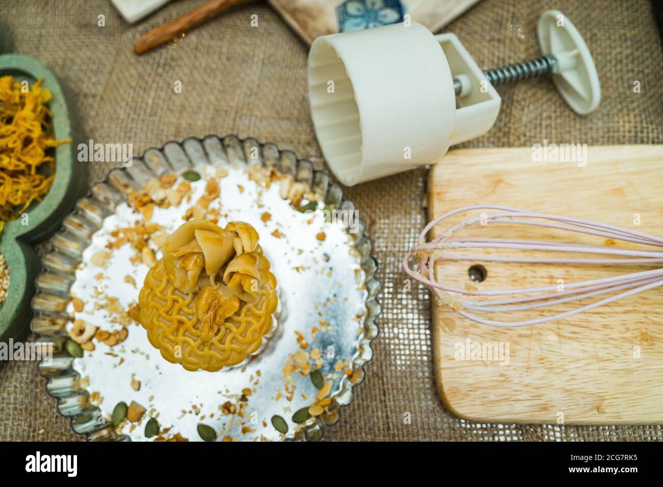 el molde de madera para el pastel de luna, pastel de luna cantonés casero en la bandeja de hornear antes de hornear para el festival tradicional. Viajes, vacaciones, comida conceps Foto de stock