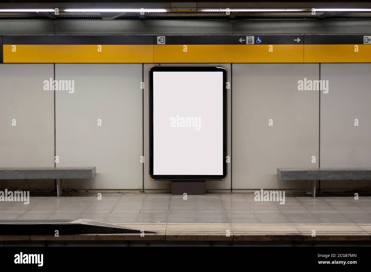 Cartelera en blanco en una estación de metro, metro Foto de stock