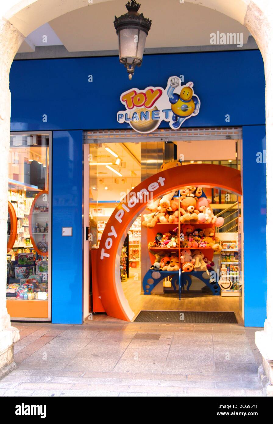 Toy Planet ventana de la tienda bajo arco peatonal cubierto caminar  comercial Calle principal en el centro de Palencia Castilla y León España  Fotografía de stock - Alamy