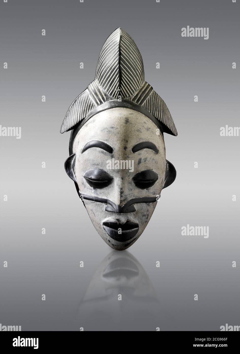 Máscara ceremonial de la tribu africana, máscara tradicional de madera de la tribu. Foto de stock