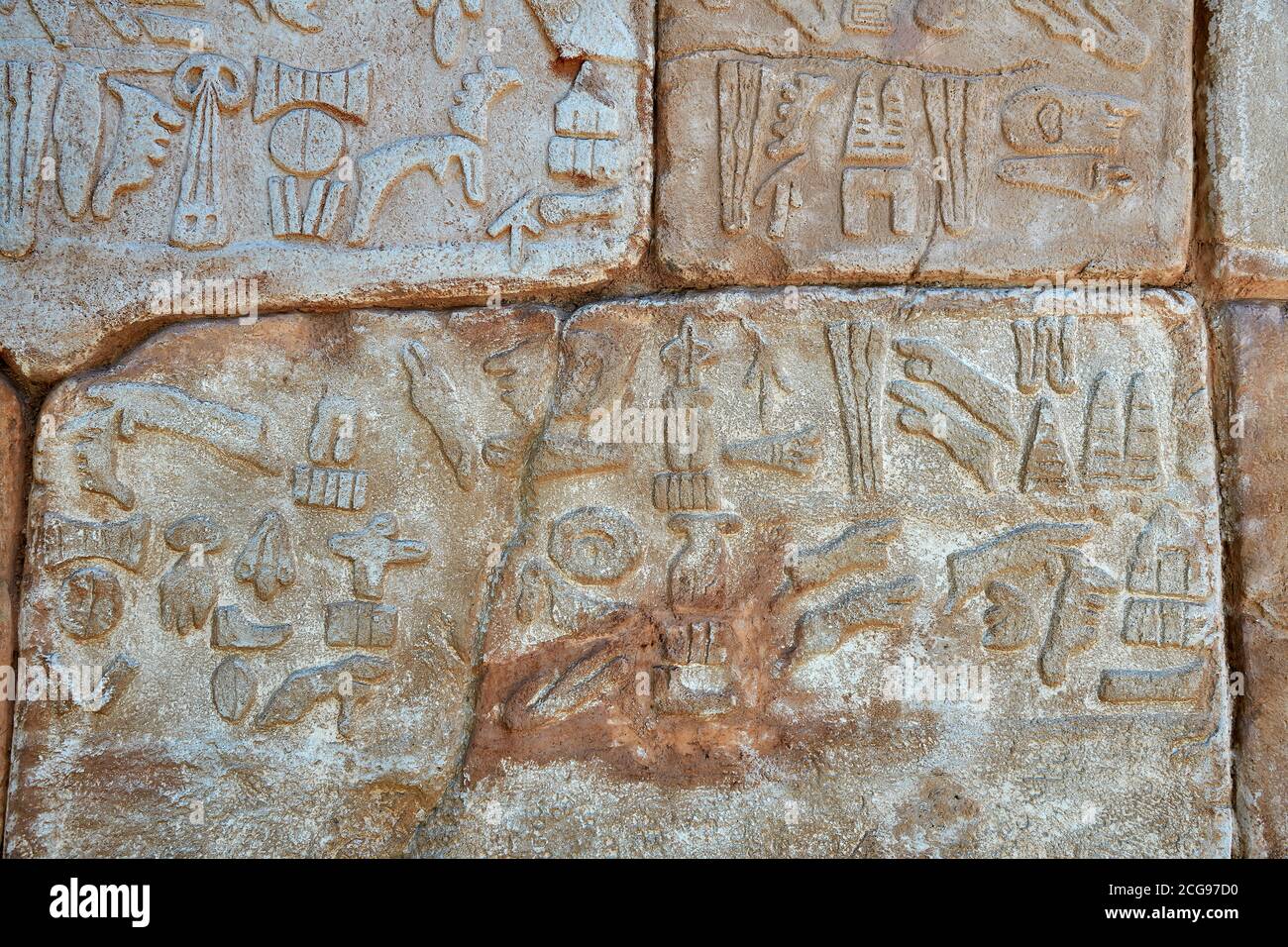 Hitita Hieroglífico panel de una cámara de culto 2 construido por Suppiiuliuma II en Hattusa, Hittite Nuevo Reino 1207–1178 AC, Bogazkale Muse arqueológico Foto de stock