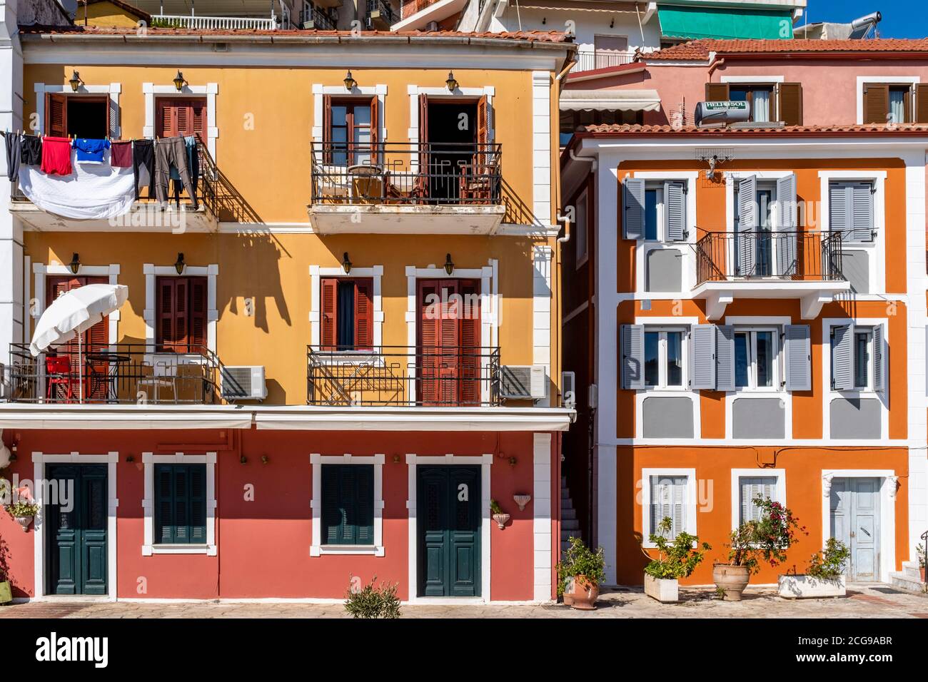 Casas coloridas en la ciudad de Parga, región de Preveza, Grecia. Foto de stock